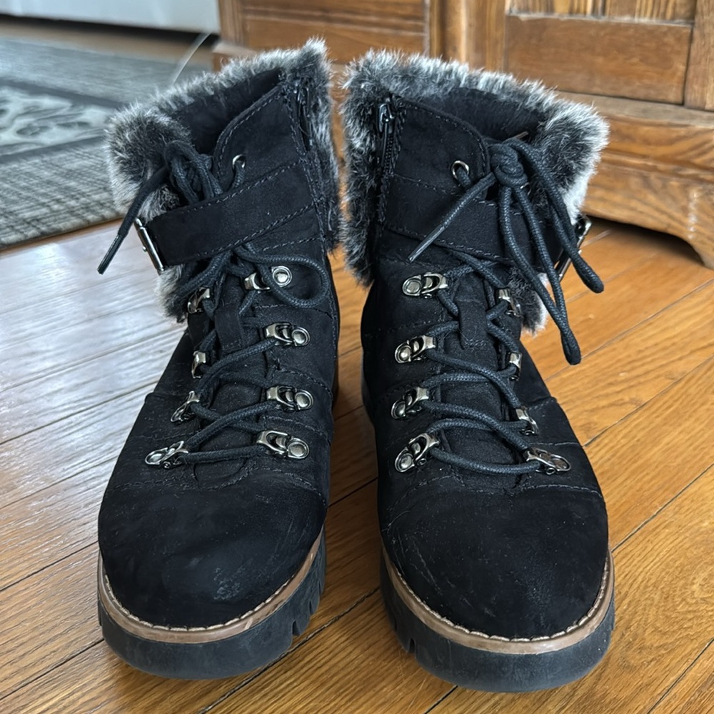 Fur trimmed lace up boots, like new. - Picture 2 of 6